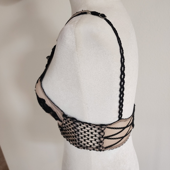 Victoria's Secret Longline Lace Black and Nude Floral Applique Bra size 34b - Picture 7 of 7